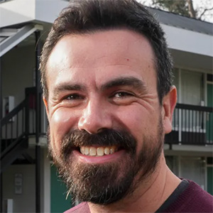 headshot of simon dwight