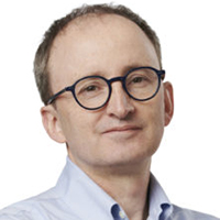 headshot of tom glaisyer